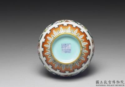 图片[2]-Mallet-shaped vase in yang-ts’ai enamels on white ground with Indian lotus decor 1742 (Ch’ien-lung reign)-China Archive